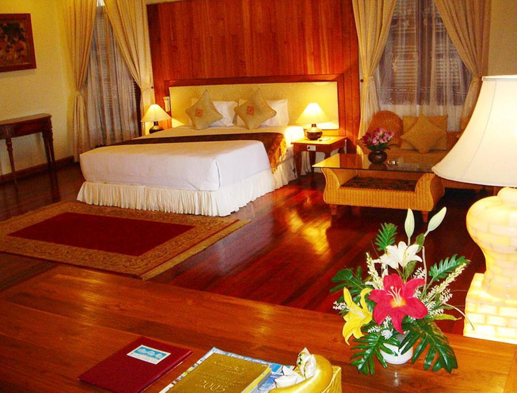 Champasak Palace Hotel Паксе Екстер'єр фото