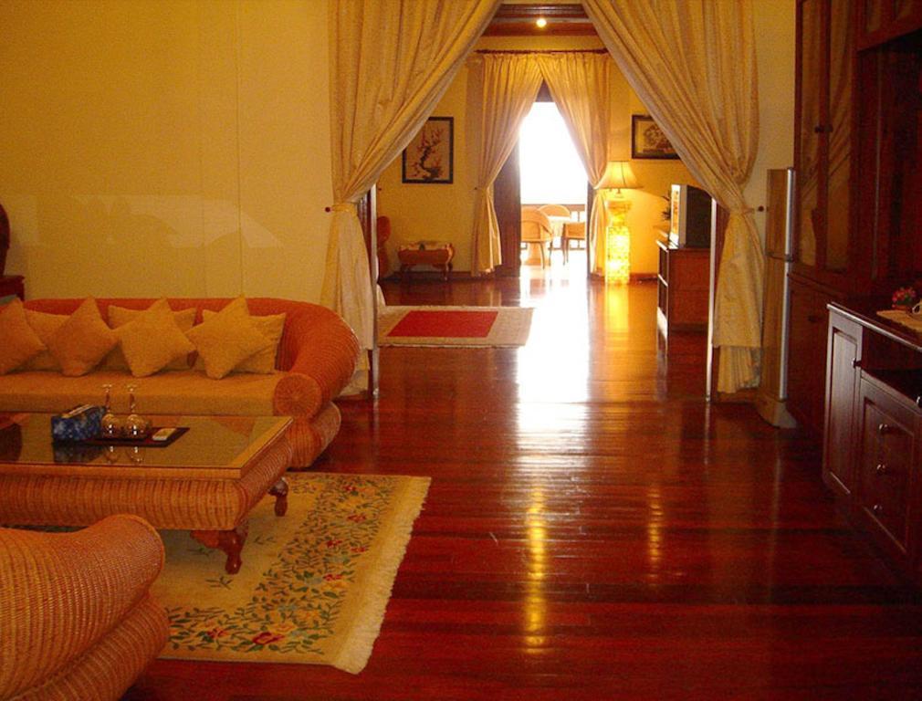 Champasak Palace Hotel Паксе Екстер'єр фото