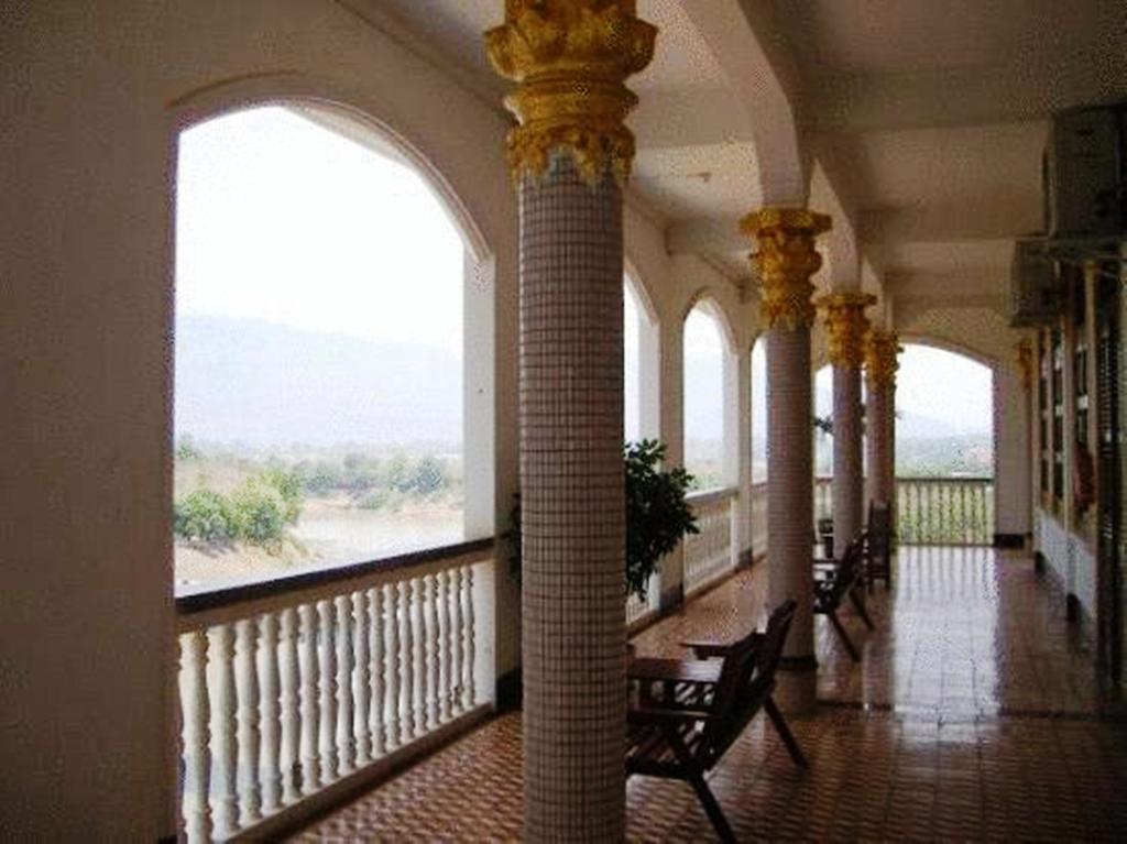 Champasak Palace Hotel Паксе Екстер'єр фото
